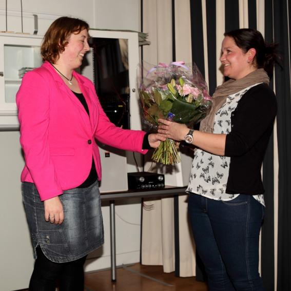 Bloemen overhandigen